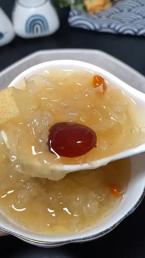 秋天干燥易上火多给家人做雪梨银耳汤!清甜润肺