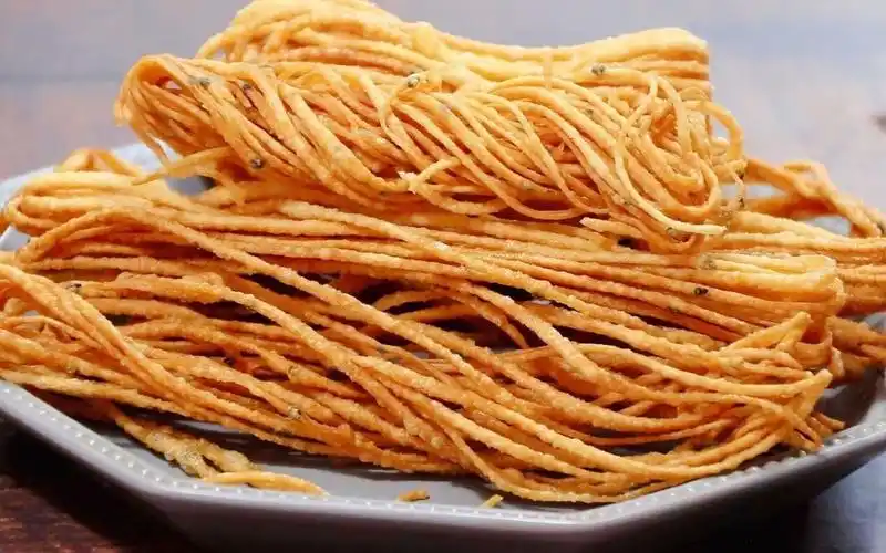 1碗面粉1个鸡蛋教你在家炸馓子两根筷子一拉下锅炸