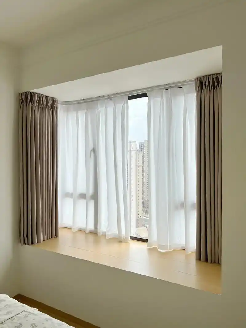 飘窗装窗帘一定要选择超薄轨道.