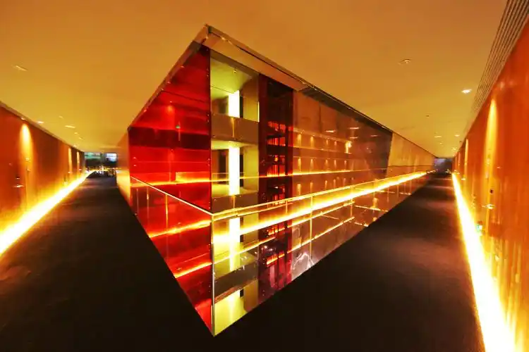 瞬间便被里边的世界打动走廊半边是空的没有普通酒店的压抑感其实瑜舍