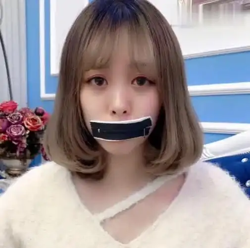 萌妹子彤彤,被哥哥在嘴上安了个拉链!网友:妹子你也太损了!