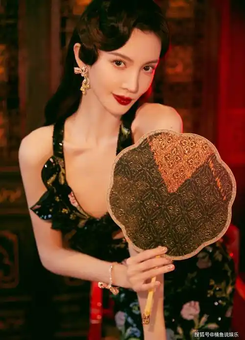 原创金晨气场好迷人穿吊带裙尽显国风韵味微卷发型自带复古气质