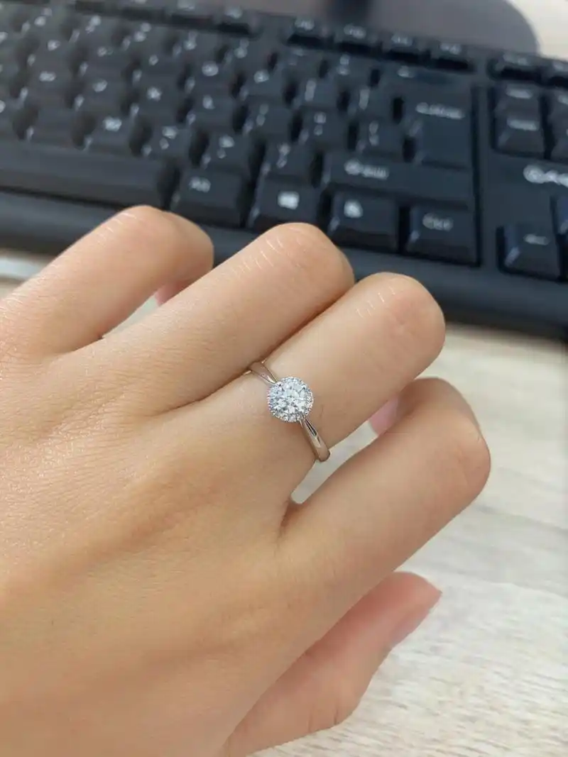 钻戒9530分93你们都多少钱买的 7315主钻30分  f-g色  si1 级