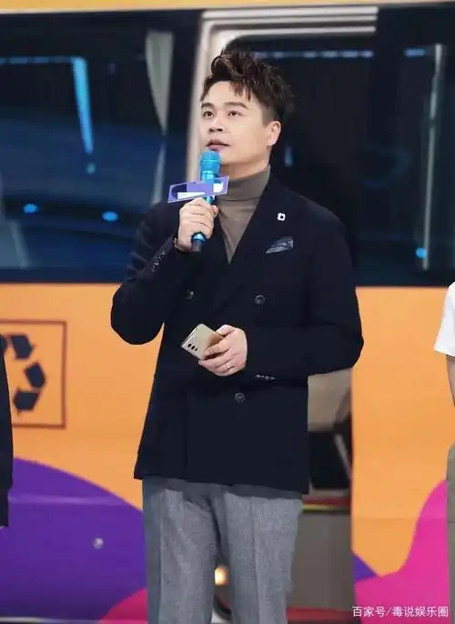 主持人沈涛在《王牌对王牌》节目中,细心呵护贾玲,网友赞叹情商高