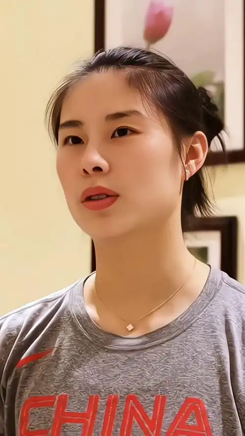 中国女篮备战亚运会!王思雨搞笑采访