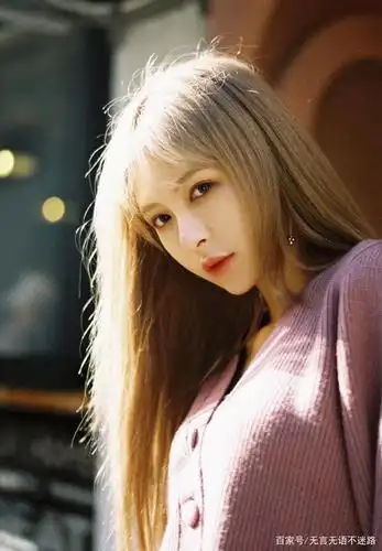 张语格,金灿灿的秀发在阳光下熠熠生辉,宛若仙女下凡