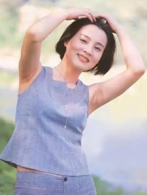 回顾赵明明当红时为爱息影刚出产房被离婚至今与女儿相依为命