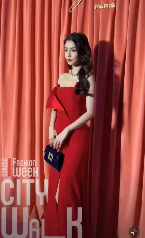 baby出征巴黎时装周却没外媒关注,待遇还不如95花|杨颖|礼服|baby