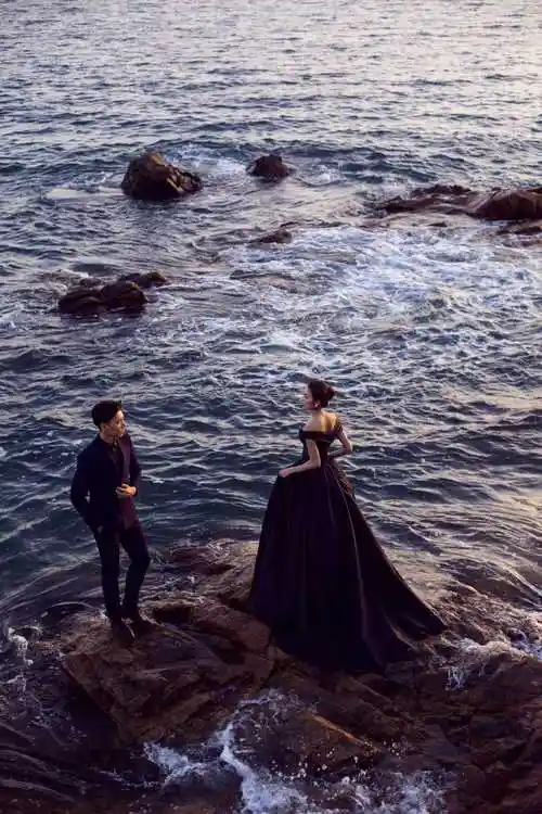 大气优雅海边礁石婚纱照