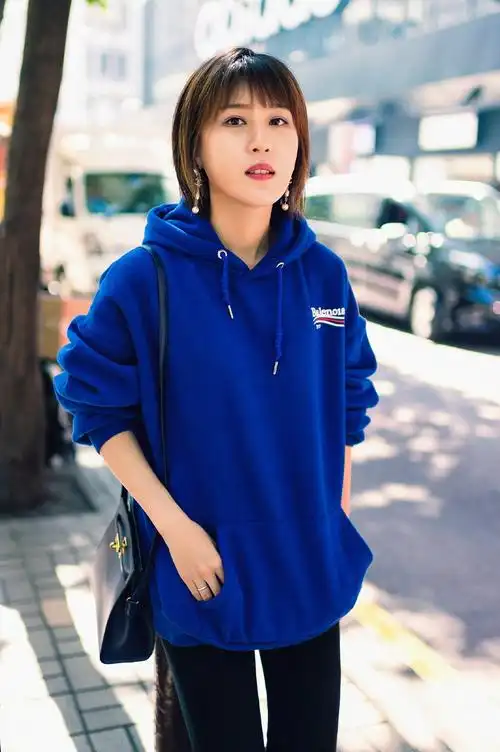 青年演员田一希香港拍写真 萌妹暖阳随性展朝气