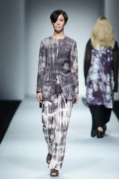 新申亚麻携亚麻服装设计师孙林闪耀上海时装周_商业资讯资讯_中国服装