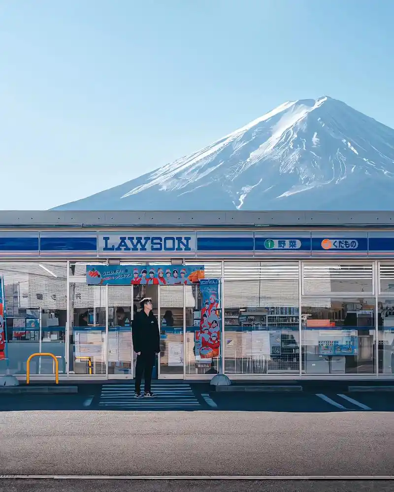 这也许是日本最美便利店.位于富士吉田的一家罗森,富士山为背景 - 抖