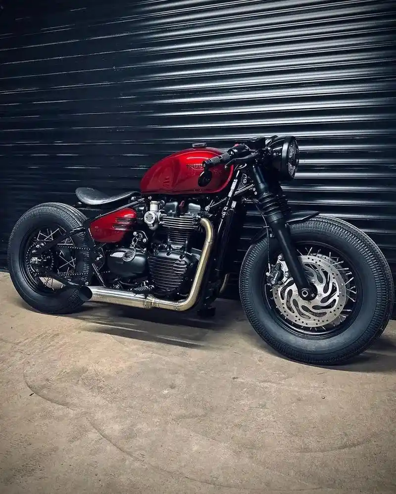 热情似火的凯旋波波.#复古机车 #凯旋bobber #长江4 - 抖音