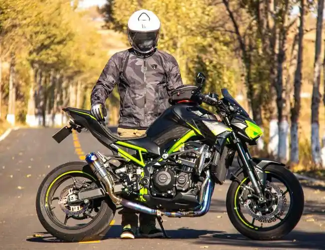 张宇一位潇洒的摩托车追风骑士