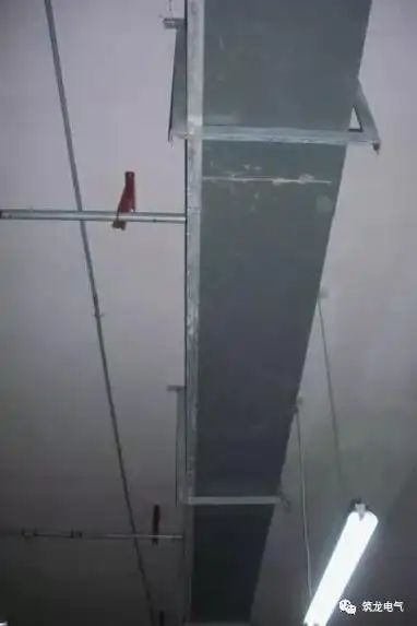 51,电缆桥架接地扁钢敷设②弱电金属线槽等电位敷设方法可沿线槽外