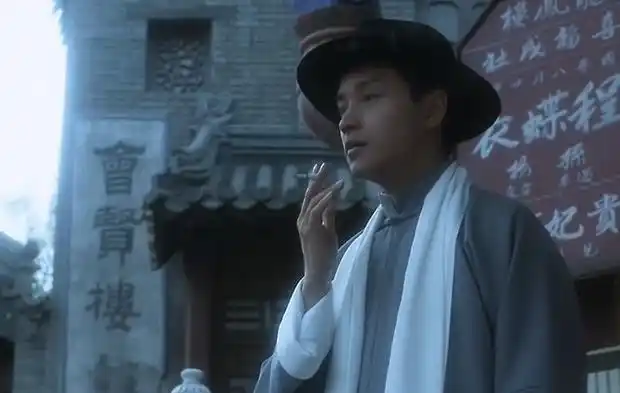 张国荣抽烟剧照,却被一口烟呛得喘不过来气,演技太好