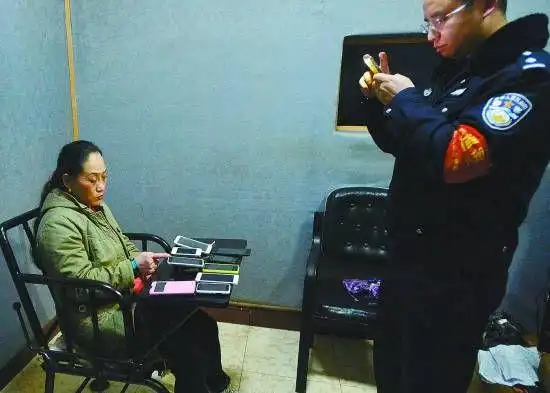 一女子正在指认她偷窃的手机