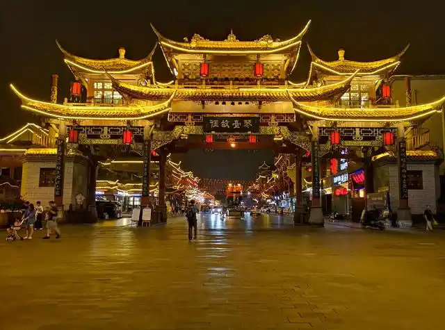 成都网红打卡景点夜景有:锦里,安顺廊桥,天府广场,宽窄巷子,春熙路