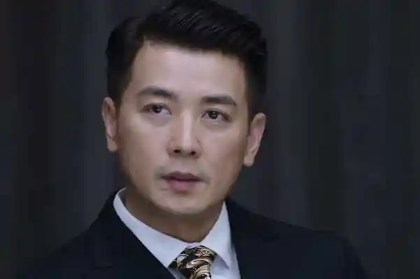 保剑锋,1975年生于上海,是有名的演员和歌手,在1996年因参演中国国内