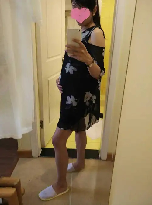 20周了,孕期过了一半了,好开心,嗮嗮大肚照
