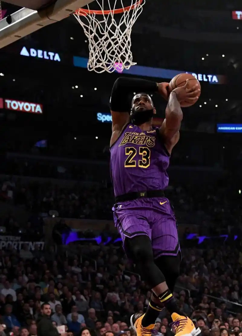 勒布朗·詹姆斯扣篮图集!