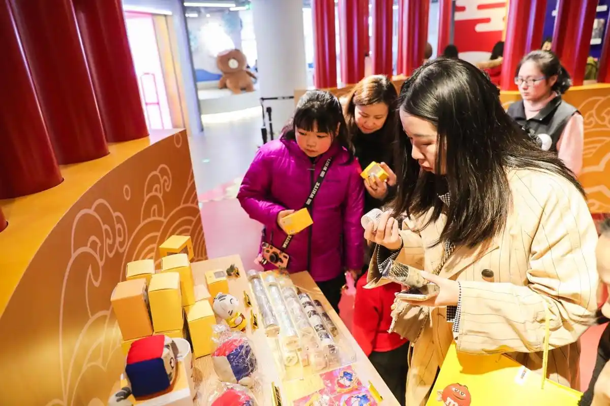 文化_ 沉浸式互动体验展,文创快闪店……600岁故宫来沪,告诉你年味也