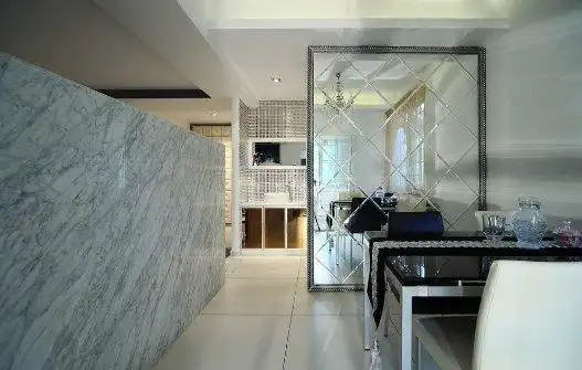 隔断墙设计了玻璃窗与玻璃收纳柜,所以让墙面成为透光的隔断墙,让太阳