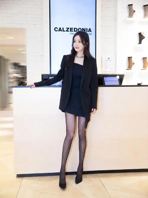 杨幂最新路透,西装短裙配黑卷发又美又飒,波点丝袜拉低了美腿|丝袜|波