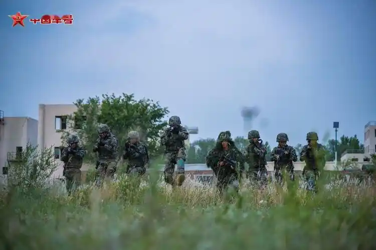 热血沸腾!直击武警官兵野外侦察演练