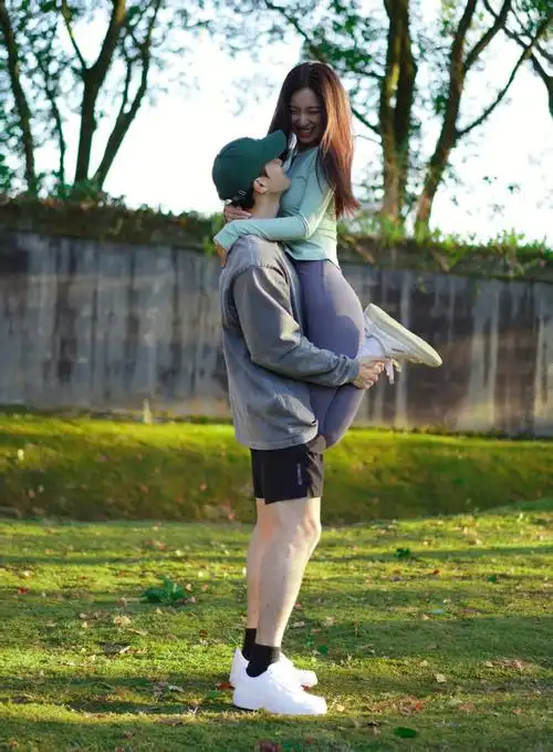 小把戏哈哈哈哈被抱起来的瞬间真的好幸福～好满足93#小情侣的日常