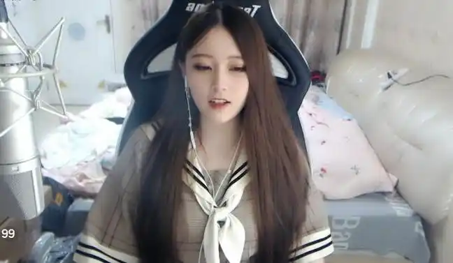 斗鱼萌面酥六周年直播拆礼物粉丝恶搞送来坦克玉玺秀哭笑不得