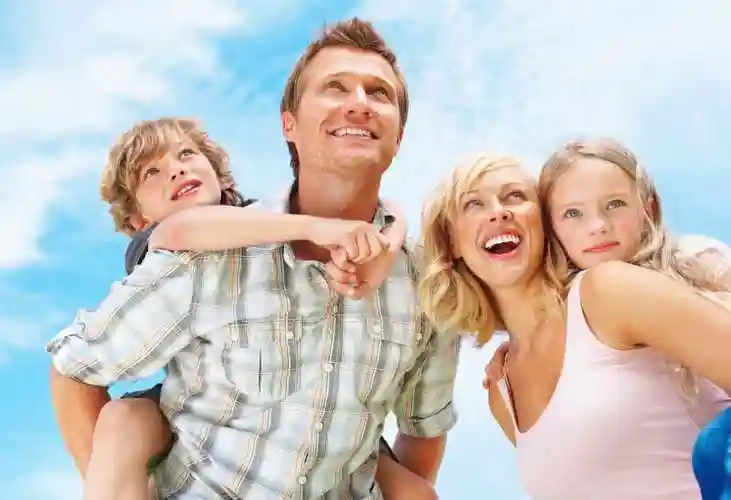 天空背景下幸福的一家四口