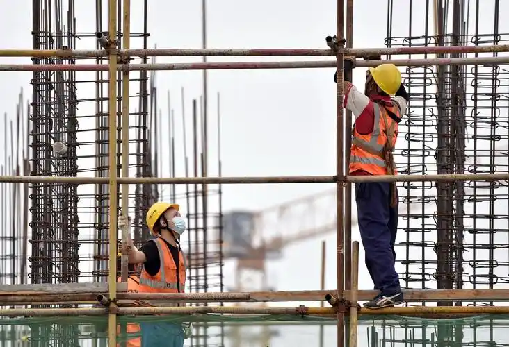 工人在石家庄市高新技术产业开发区集中安置区棚户区改造项目工地施工