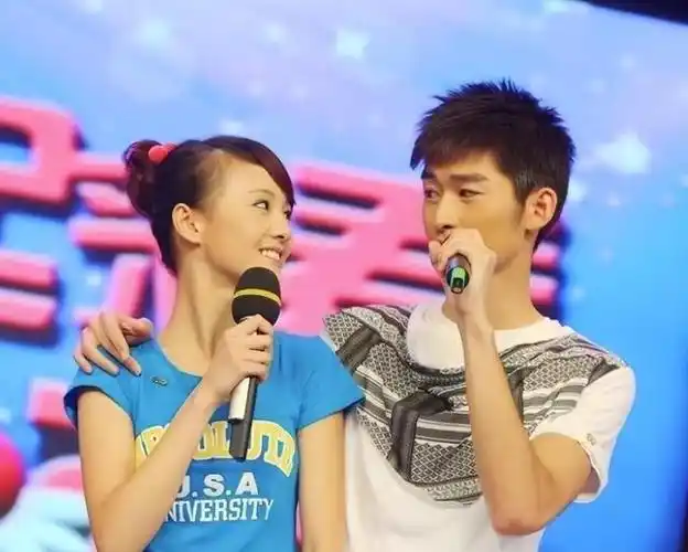 名为《一起又看流星雨》,在剧中,郑爽与那时的当红男星张翰,在剧中是