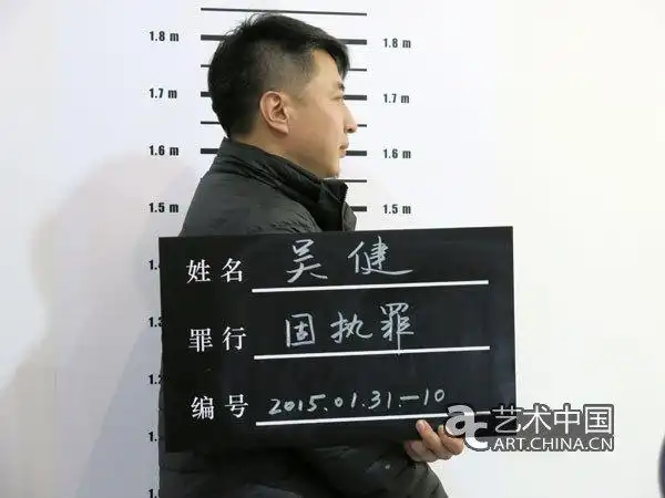 项目将拍出来的照片聚集在一面墙上,让观众可以看到很多有趣的"罪行