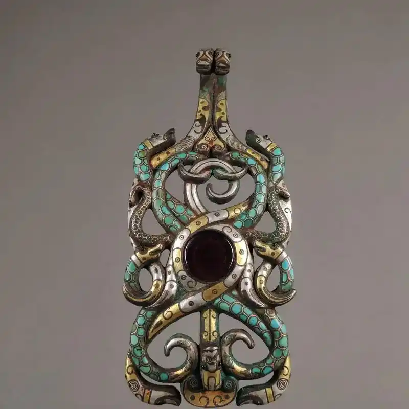 错金银双龙带钩.错金银双龙带钩,战国 经历战国鼎盛到没落,错 - 抖音