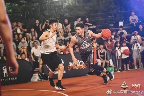 很多人可能都会困惑,高以翔日常经常打篮球,也算是个运动达人,为什么