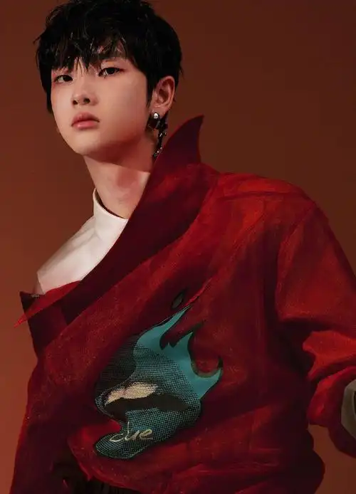 周震南19岁生日写真照,红衣反穿帅气有型,172cm身高