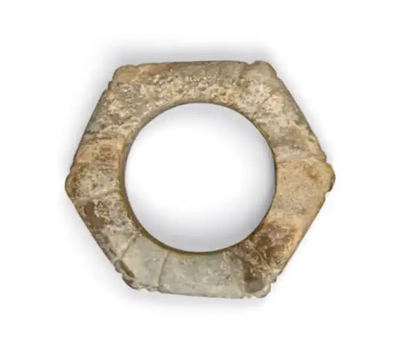 大汶口文化晚期,集中出现了一批造型奇特,含义神秘的玉器,如牙璧,双联