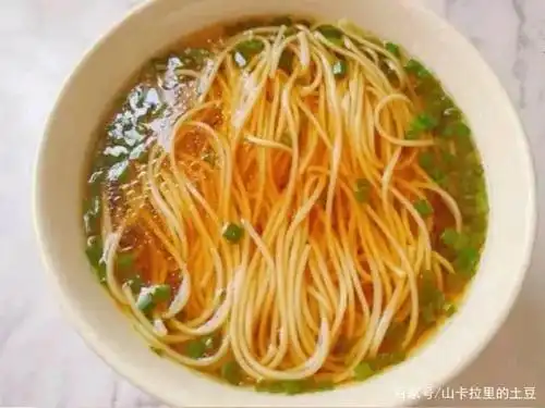 早餐来一碗热气腾腾的面条,五分钟能搞定,清淡爽口,精神一整天