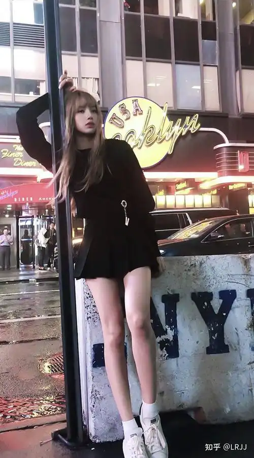 lisa怎么做到腿这么长生图腿根本没有那么长的?