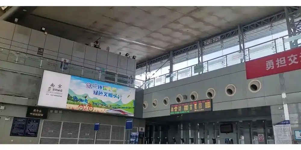 今天去深圳找一个朋友在候车室四号候车第一排有个明显喝大的中年男人