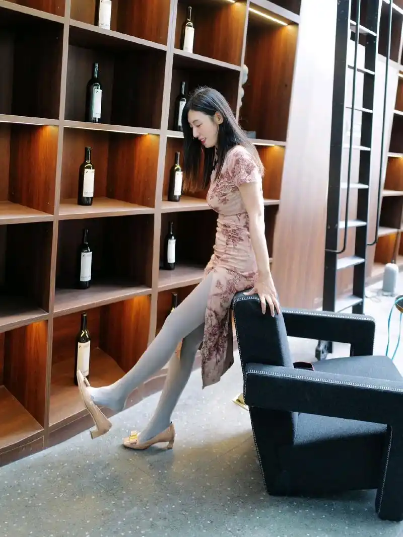 如何将旗袍与灰色连裤袜搭配出独特的御姐风格?