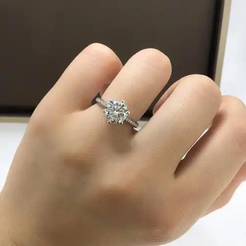 18k白金2克拉微镶六爪莫桑钻戒指