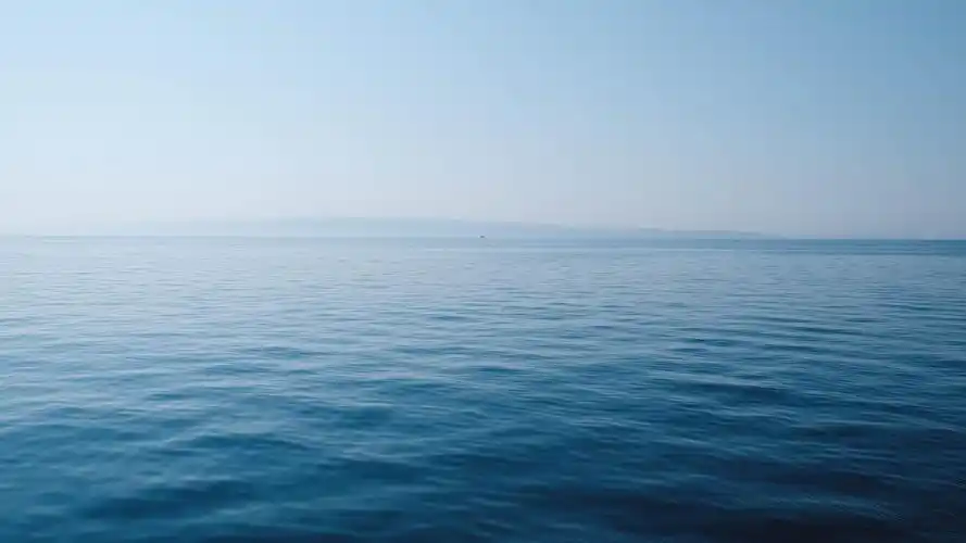 回车桌面>电脑壁纸>风景>波光粼粼宏伟壮阔的大海>