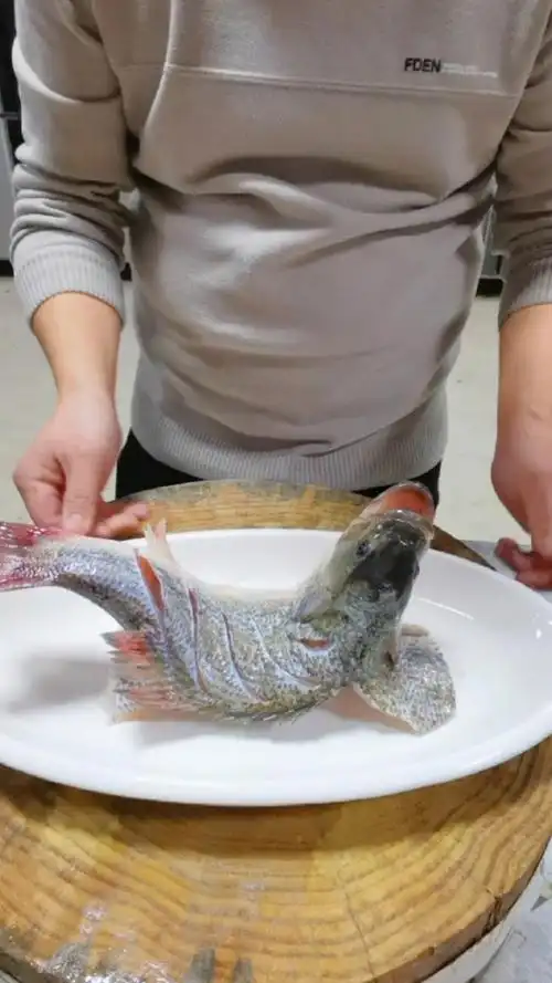 蒸鱼漂亮造型的改刀