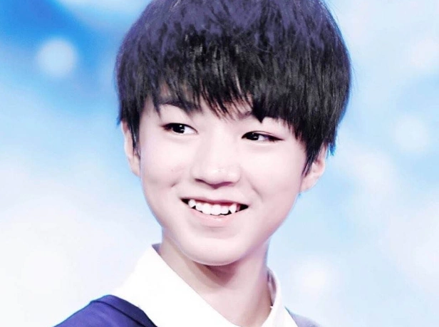 其实小虎牙真的挺可爱的,感觉一笑就有两个小牙露出来了.