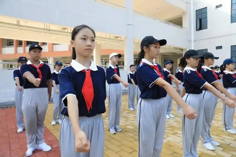 斗门校服上新,款式材质升级,价格如何?_珠海