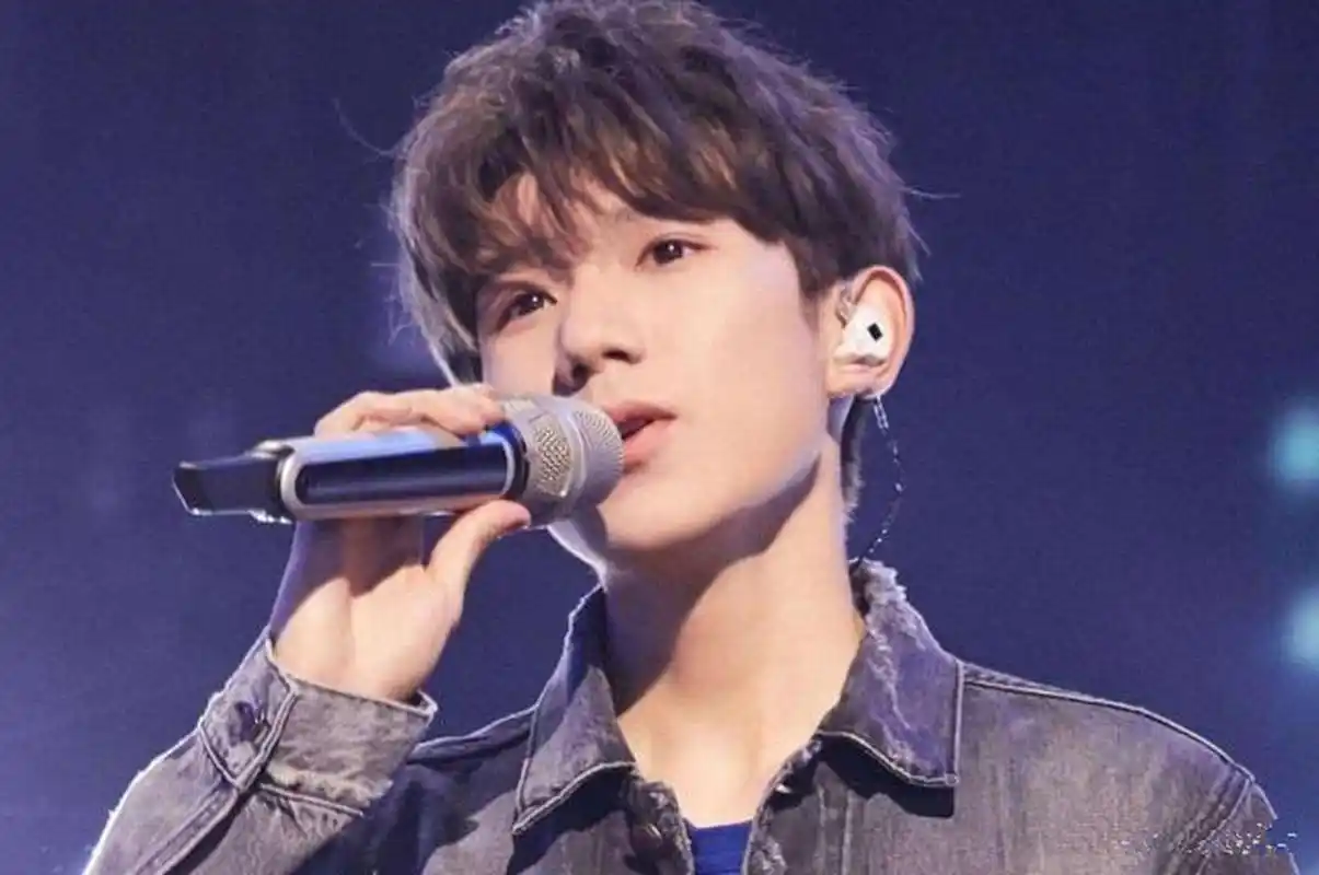 最近,贾乃亮,王源,杨超越,董大力 等《哈哈农夫》成员一起在日料店