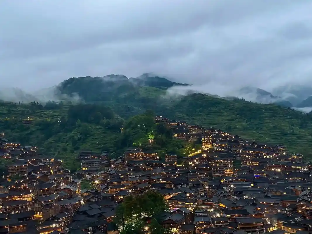 西江千户苗寨.现实版的千与千寻可惜整体太商业化了,只可远观 - 抖音
